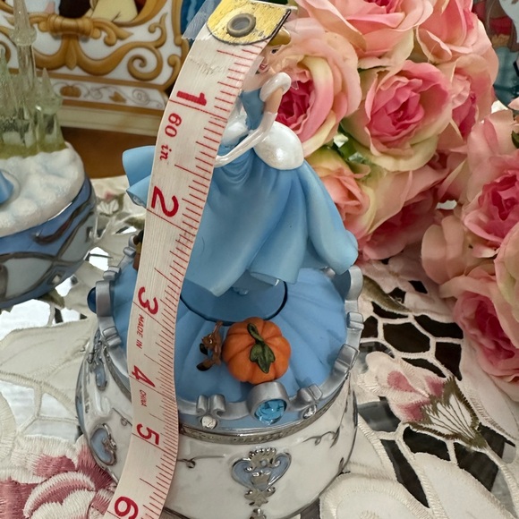 Disney Cinderella’s Dance Heirloom Music Box Collection - Picture 16 of 17